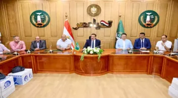 بالصور: محافظ المنوفية يلتقي مع 50 حالة إنسانية ويقدم مساعدات مالية وعينية