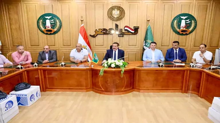 بالصور: محافظ المنوفية يلتقي مع 50 حالة إنسانية ويقدم مساعدات مالية وعينية