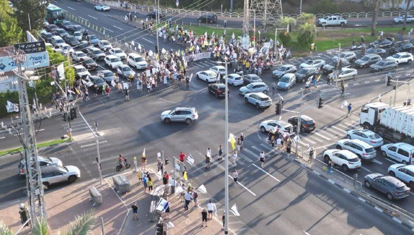 بالفيديو: عائلات الرهائن تغلق طرقات في إسرائيل وتحتج أمام منازل الوزراء بالفيديو: عائلات الرهائن تغلق طرقات في إسرائيل وتحتج أمام منازل الوزراء