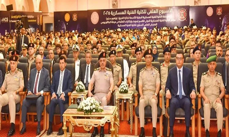 بالفيديو.. قائد الأركان يحضر فعاليات اليوم العلمي للكلية الفنية العسكرية بالفيديو.. قائد الأركان يحضر فعاليات اليوم العلمي للكلية الفنية العسكرية