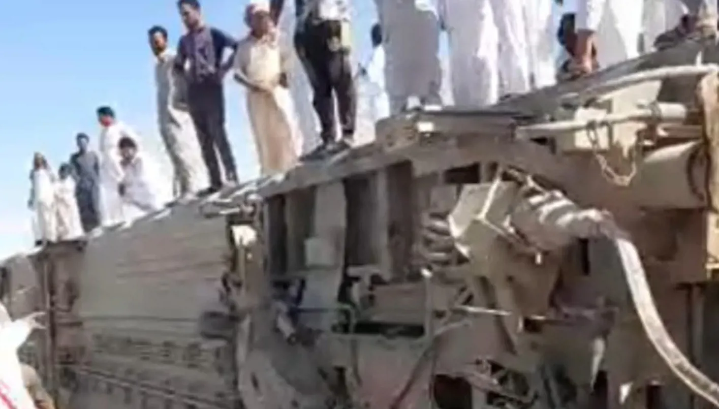 بالفيديو: قطار يخرج عن مساره بالقرب من الضبعة في مصر بالفيديو: قطار يخرج عن مساره بالقرب من الضبعة في مصر