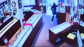 بالفيديو – كاميرا المراقبة ترصد سرقة جريئة لمتجر مجوهرات خلال النهار