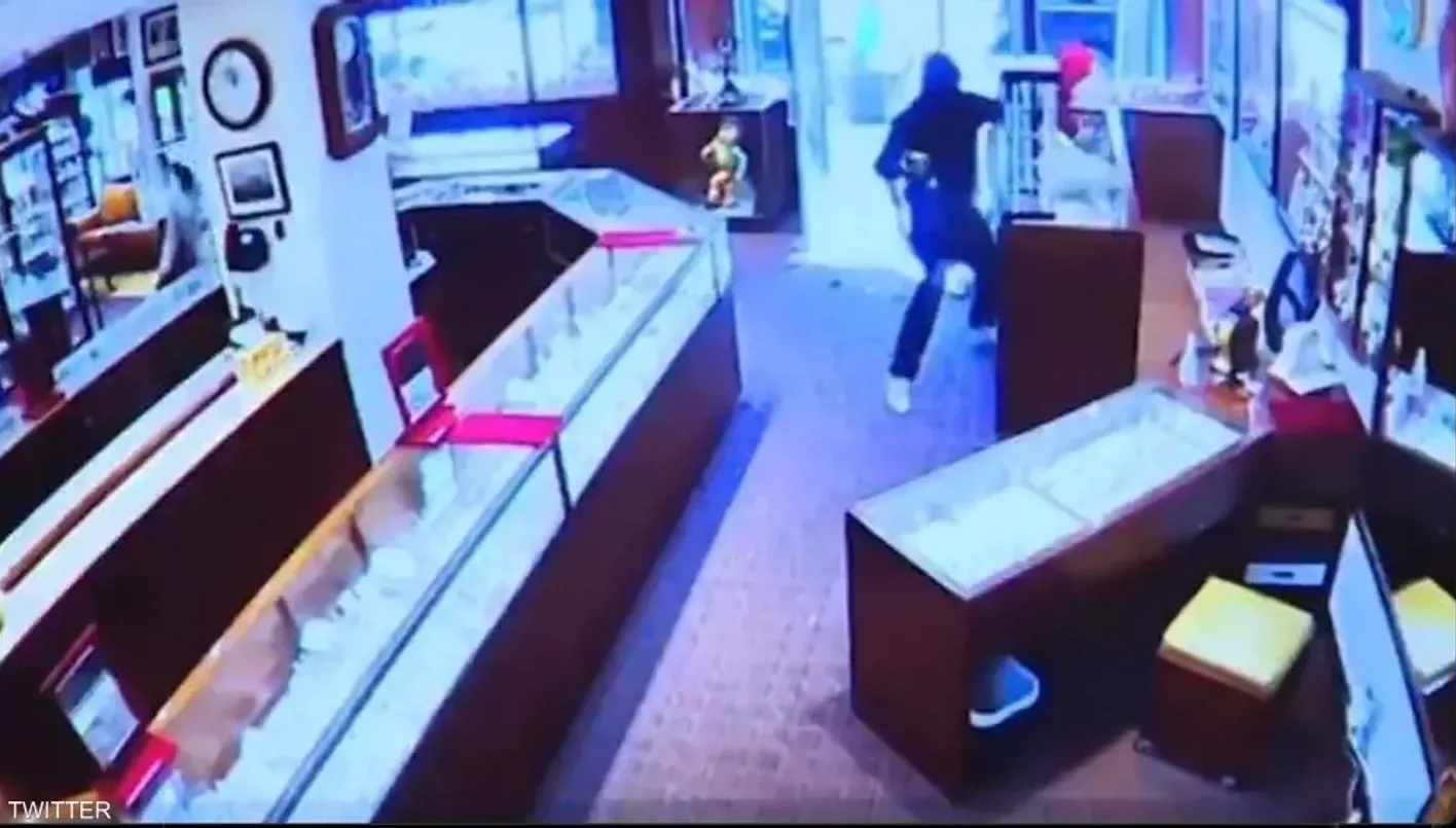 بالفيديو – كاميرا المراقبة ترصد سرقة جريئة لمتجر مجوهرات خلال النهار بالفيديو – كاميرا المراقبة ترصد سرقة جريئة لمتجر مجوهرات خلال النهار