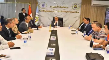 بالفيديو والصور: محافظ أسيوط يتابع انتخابات الشيوخ من مركز التشغيل والسيدات