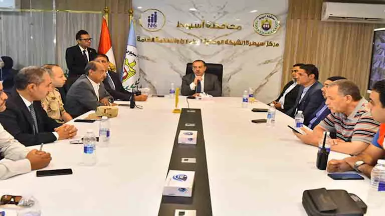 بالفيديو والصور: محافظ أسيوط يتابع انتخابات الشيوخ من مركز التشغيل والسيدات
