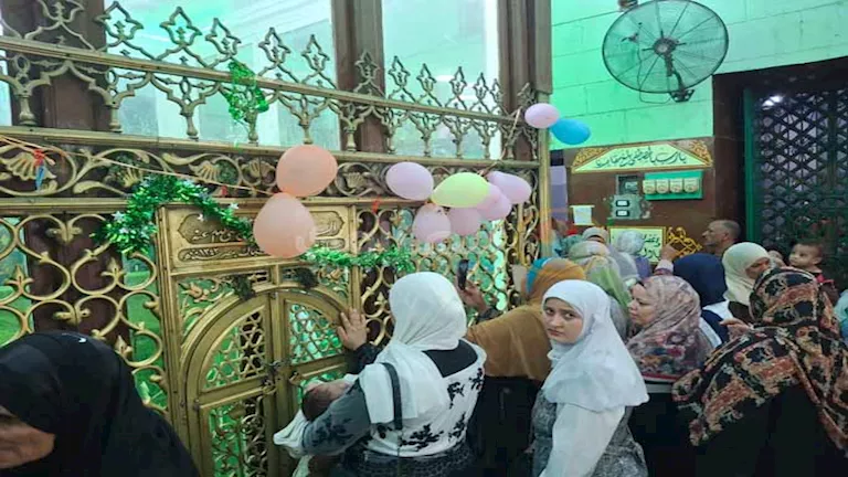 بالونات أمام السلطان.. مشهد مختلف في احتفالات مولد الفرغل (فيديو وصور) بالونات أمام السلطان.. مشهد مختلف في احتفالات مولد الفرغل (فيديو وصور)