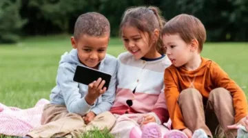 بحث ينبه إلى تأثيرات استخدام الهواتف الذكية على الأطفال