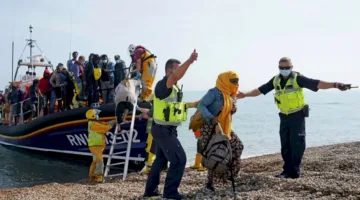 بريطانيا تبدأ بترحيل المهاجرين غير الشرعيين إلى فرنسا