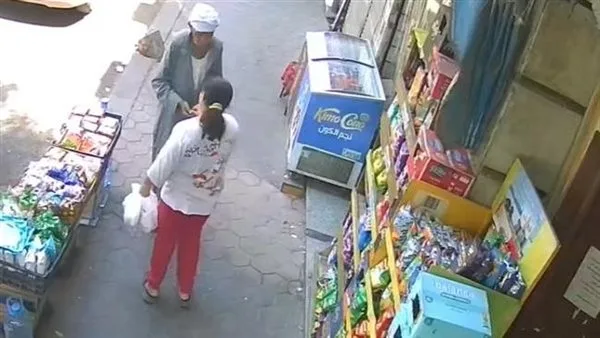 «بطلة حادثة كيس الشيبسي».. تصرف إنساني من طفلة تُساند محتاجًا يثير تفاعلاً واسعًا على وسائل التواصل الاجتماعي «بطلة حادثة كيس الشيبسي».. تصرف إنساني من طفلة تُساند محتاجًا يثير تفاعلاً واسعًا على وسائل التواصل الاجتماعي