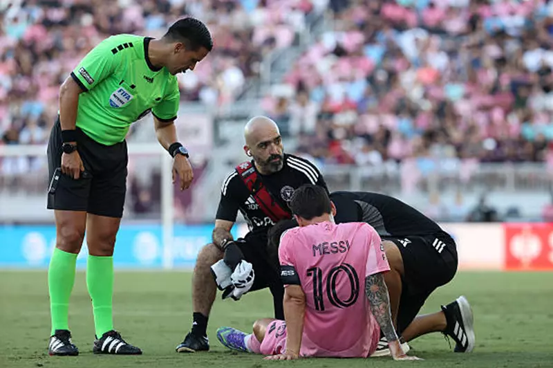 بعد إصابة ميسي.. إنتر ميامي يتفوق على نيكاكسا بركلات الترجيح في كأس الدوري. بعد إصابة ميسي.. إنتر ميامي يتفوق على نيكاكسا بركلات الترجيح في كأس الدوري.