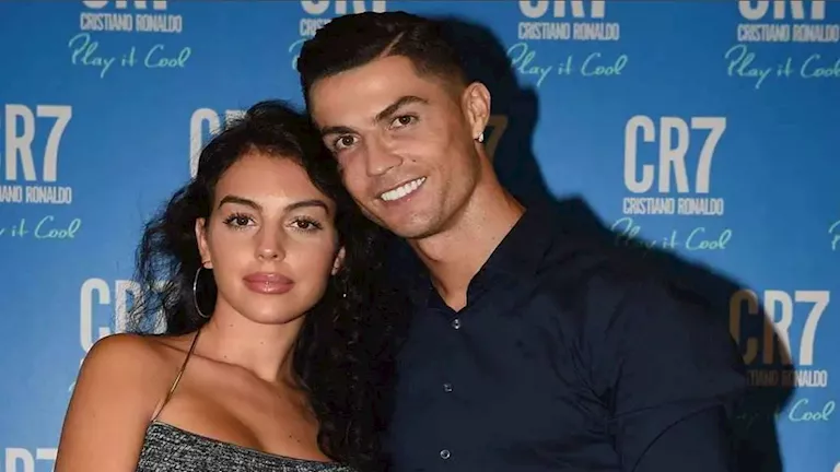 بعد الإعلان عن الخطوبة.. كريستيانو رونالدو يبهر جورجينا بثلاثة هدايا رائعة!