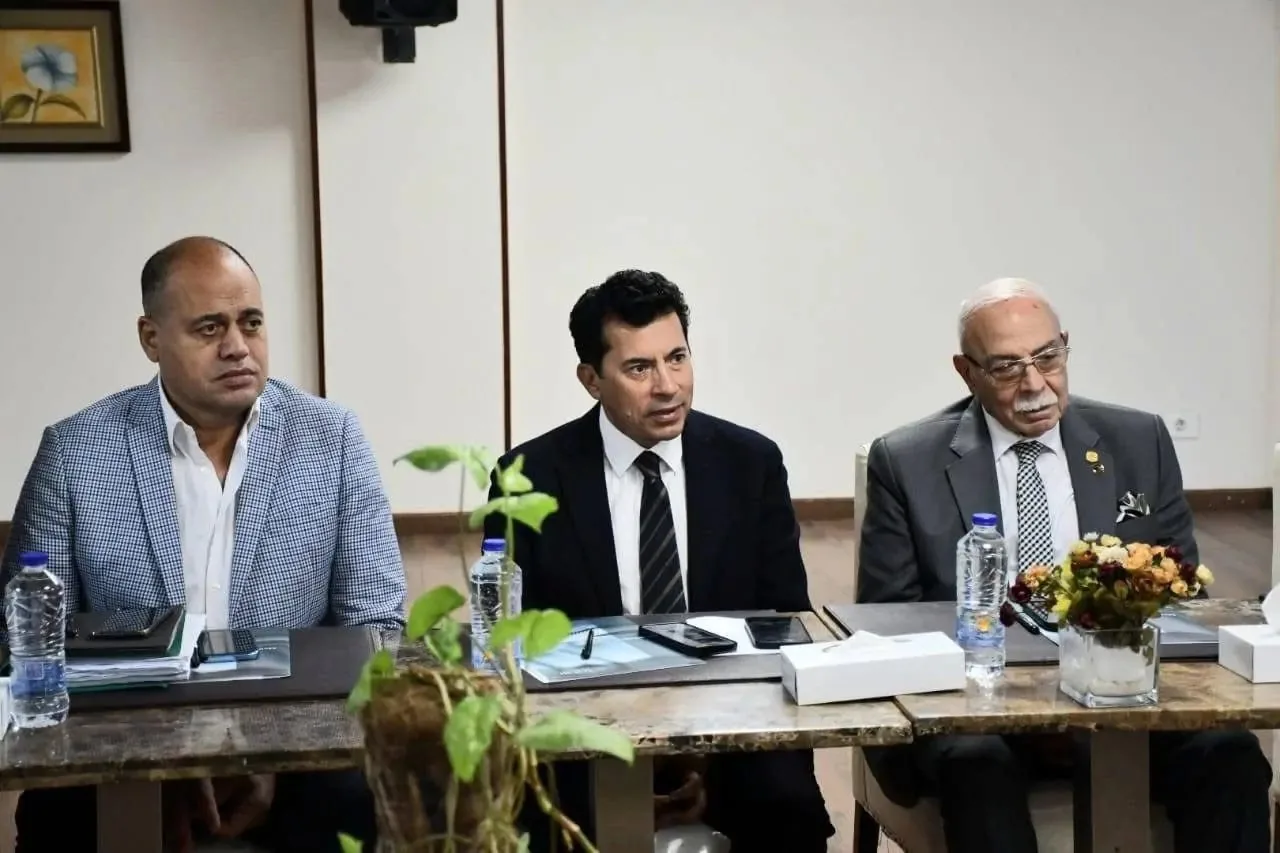 بعد توقيع الرئيس على قانون الرياضة الجديد.. وزير الشباب يقود اجتماعًا مع مسؤولي الشؤون القانونية في الأندية بعد توقيع الرئيس على قانون الرياضة الجديد.. وزير الشباب يقود اجتماعًا مع مسؤولي الشؤون القانونية في الأندية