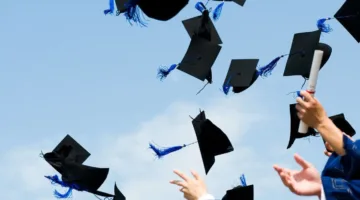 بعد غياب 17 عاماً… أم تعود إلى الدراسة برفقة ابنها