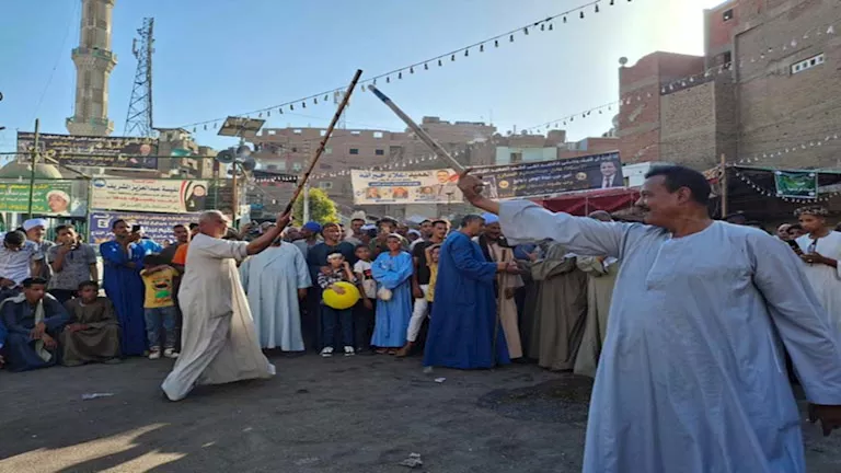 بعصي الأجداد.. التحطيب يضيف لمسة جميلة لختام مولد “سلطان الصعيد” (فيديو وصور) بعصي الأجداد.. التحطيب يضيف لمسة جميلة لختام مولد “سلطان الصعيد” (فيديو وصور)