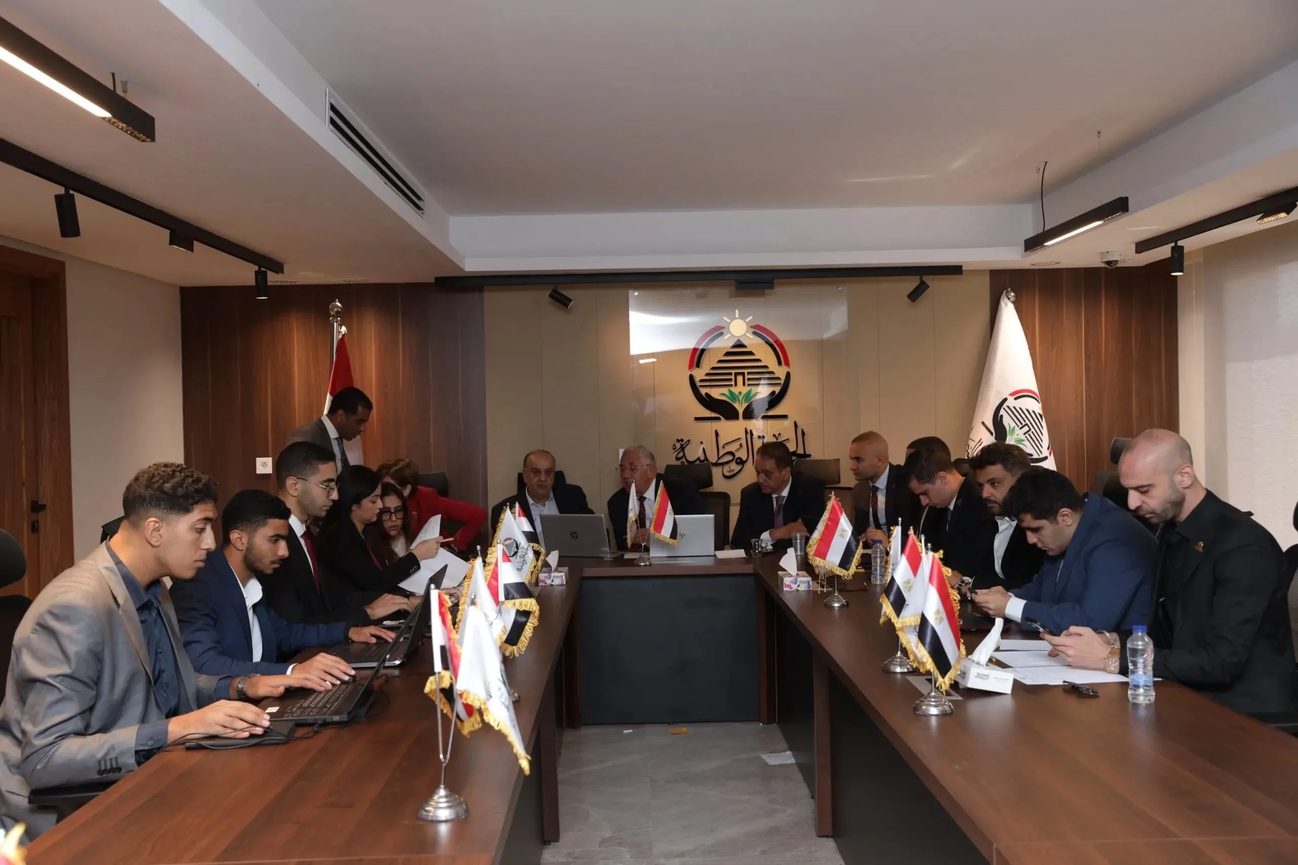 بمشاركة الأمين العام وأمين التنظيم.. غرفة العمليات المركزية لحزب الجبهة الوطنية تستمر في متابعة اليوم الثاني للتصويت في انتخابات الشيوخ. بمشاركة الأمين العام وأمين التنظيم.. غرفة العمليات المركزية لحزب الجبهة الوطنية تستمر في متابعة اليوم الثاني للتصويت في انتخابات الشيوخ.