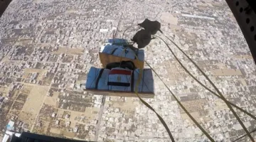 بناءً على توجيهات الرئيس عبد الفتاح السيسي، مواصلة إلقاء المساعدات الإنسانية جواً على قطاع غزة.