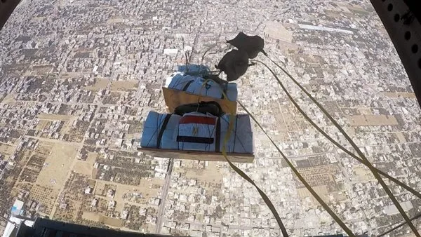 بناءً على توجيهات الرئيس عبد الفتاح السيسي، مواصلة إلقاء المساعدات الإنسانية جواً على قطاع غزة.