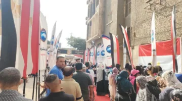 بوجود الأعلام وصور الرئيس السيسي.. كبار السن والنساء يهيمنون على الساحة الانتخابية