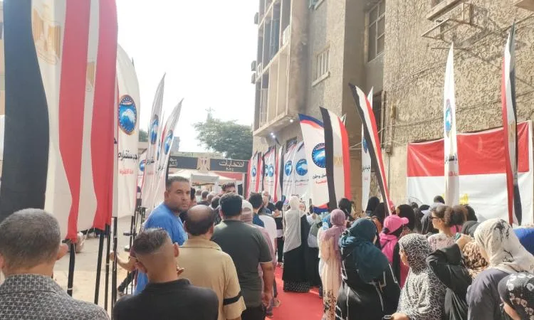 بوجود الأعلام وصور الرئيس السيسي.. كبار السن والنساء يهيمنون على الساحة الانتخابية