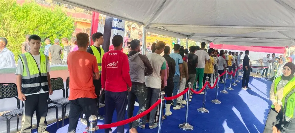 تزايد كبير في أعداد المواطنين أمام لجان الشروق قبيل بدء التصويت في انتخابات الشيوخ تزايد كبير في أعداد المواطنين أمام لجان الشروق قبيل بدء التصويت في انتخابات الشيوخ