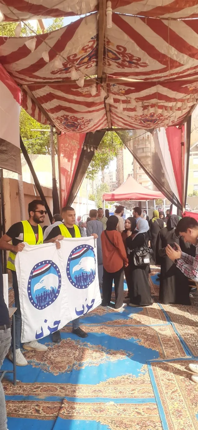 تصاعد كبير في عدد الناخبين بلجنة الصفا والمروة في الهرم.. و«الجمهور» يسلط الضوء على آراء المواطنين تصاعد كبير في عدد الناخبين بلجنة الصفا والمروة في الهرم.. و«الجمهور» يسلط الضوء على آراء المواطنين