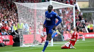 تقارير: نيوم يفكر في التعاقد مع دوكوري، لاعب إيفرتون السابق