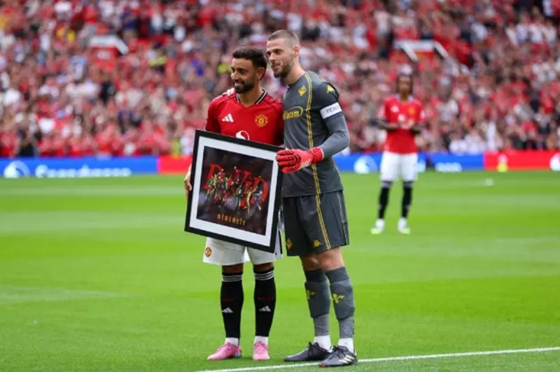 تكريم مؤثر لجماهير “خيا” في أولد ترافورد قبل مباراة ودية مع فيورنتينا تكريم مؤثر لجماهير “خيا” في أولد ترافورد قبل مباراة ودية مع فيورنتينا
