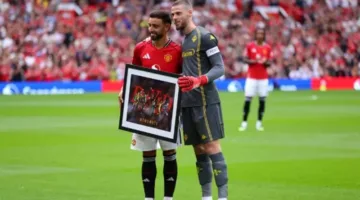 تكريم مؤثر لخيا في أولد ترافورد قبل مباراة ودية مع فيورنتينا.