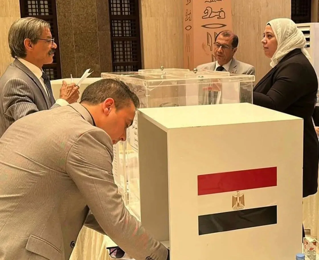 تواصل أبناء الجالية المصرية في السعودية ممارسة حقهم في التصويت لانتخابات الشيوخ تواصل أبناء الجالية المصرية في السعودية ممارسة حقهم في التصويت لانتخابات الشيوخ