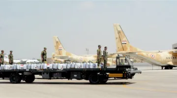 تواصل القفز الجوي لتوزيع المساعدات الإنسانية في قطاع غزة