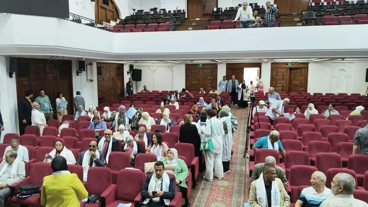 توافد أعضاء اتحاد المهن الطبية على دار الحكمة للتسجيل في الجمعية العمومية.