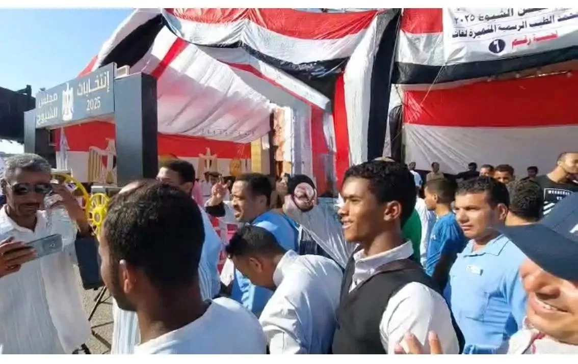 توافد الناخبين إلى مراكز الاقتراع في الغردقة خلال اليوم الثاني من انتخابات مجلس الشيوخ توافد الناخبين إلى مراكز الاقتراع في الغردقة خلال اليوم الثاني من انتخابات مجلس الشيوخ