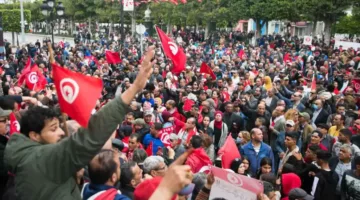 تونس: أنصار قيس سعيد يتظاهرون ضد اتحاد الشغل وسط تصاعد التوترات
