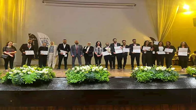 ثلاثة مشروعات تخرج تحصل على جائزة برنامج فارم دي للصيدلة السريرية من جامعة عين شمس.