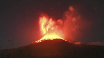 ثوران بركاني في إندونيسيا يبعث رماداً يصل ارتفاعه إلى 10 كيلومترات