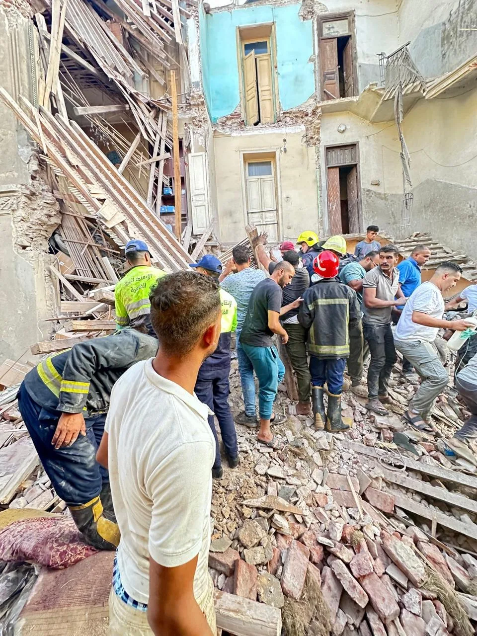 جزء من مبنى ينهار في مصر القديمة والجهات المسؤولة تتوجه إلى مكان الحادث جزء من مبنى ينهار في مصر القديمة والجهات المسؤولة تتوجه إلى مكان الحادث