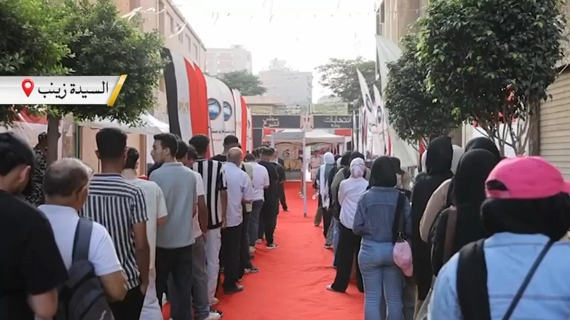 جماهير المواطنين تتجمع أمام مراكز انتخابات مجلس الشيوخ قبل بدء عملية الاقتراع (صور) جماهير المواطنين تتجمع أمام مراكز انتخابات مجلس الشيوخ قبل بدء عملية الاقتراع (صور)