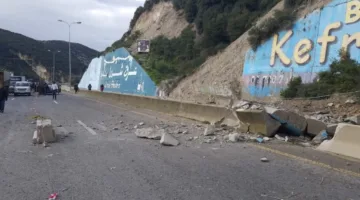 حادث مروري على طريق شكا – البترون… دراجة نارية تقودها فتاة تحت شاحنة!