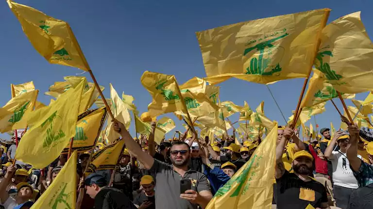 حزب الله اللبناني يشارك في جنازة ثلاثة ضحايا جراء قصف إسرائيلي في الجنوب حزب الله اللبناني يشارك في جنازة ثلاثة ضحايا جراء قصف إسرائيلي في الجنوب
