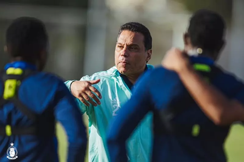 حسام البدري: بطولة الدوري الليبي ما زالت مفتوحة.. وأنا سعيد لجماهير أهلي طرابلس حسام البدري: بطولة الدوري الليبي ما زالت مفتوحة.. وأنا سعيد لجماهير أهلي طرابلس