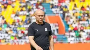 حسام حسن يراقب مباراة الأهلي ضد مودرن سبورت في بداية الدوري المصري
