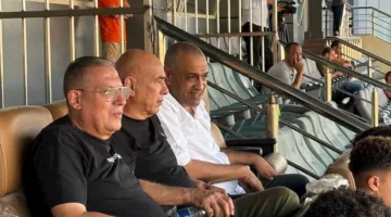 حسام حسن يشاهد لقاء الزمالك وسيراميكا كليوباترا من الجهة المخصصة للجمهور