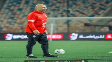 حسام حسن يشاهد مباراة الأهلي ضد مودرن سبورت في الدوري المصري
