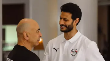 حسام وإبراهيم حسن يعزيان محمد الشناوي في فقدان والده