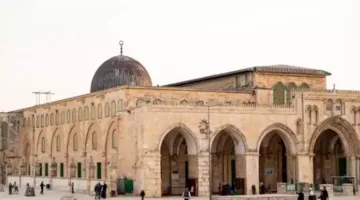 حماس تتفاعل مع اقتحام الأقصى وتظهر لافتات “بيت الله العالمي”