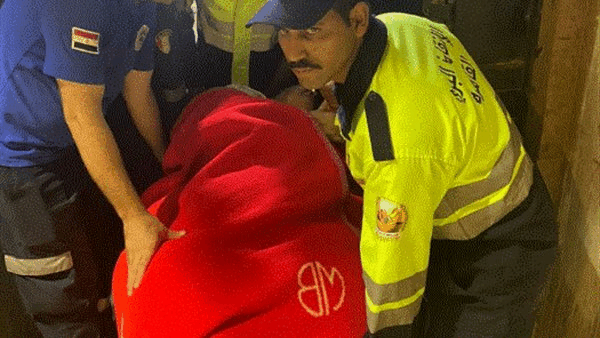خدمات الطوارئ في القاهرة تساعد مسنّة مصابة بالسمنة المفرطة وتقوم بنقلها إلى المستشفى للعلاج. خدمات الطوارئ في القاهرة تساعد مسنّة مصابة بالسمنة المفرطة وتقوم بنقلها إلى المستشفى للعلاج.