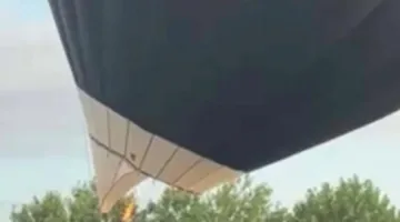خلال مهرجان المناطيد في بريطانيا.. بالون يصطدم بسقف مدرسة ابتدائية