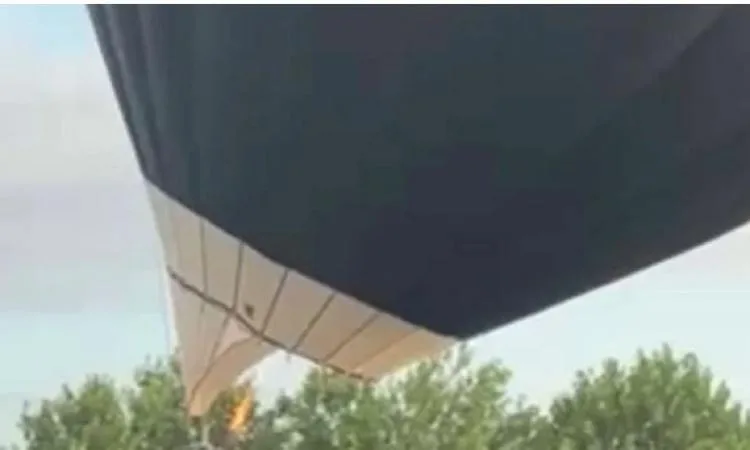 خلال مهرجان المناطيد في بريطانيا.. بالون يصطدم بسقف مدرسة ابتدائية خلال مهرجان المناطيد في بريطانيا.. بالون يصطدم بسقف مدرسة ابتدائية