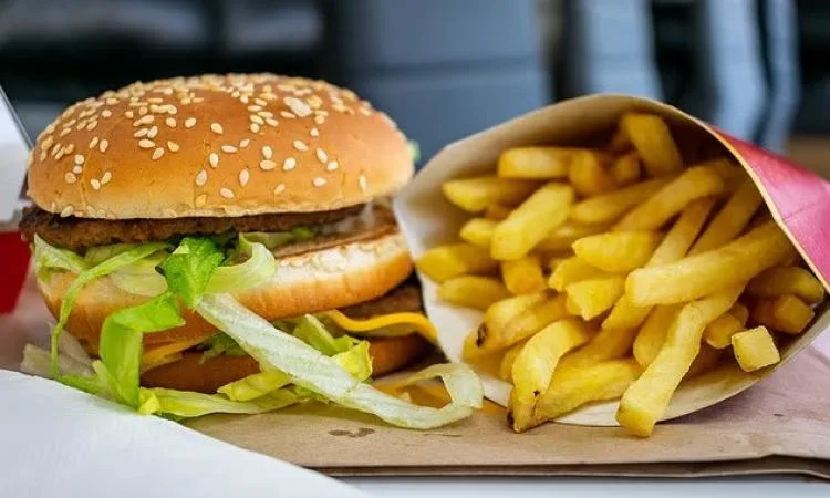 دراسة توصي بتجنب الأطعمة المصنعة لزيادة فعالية فقدان الوزن