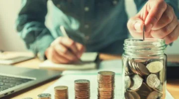 دراسة جديدة توضح أن الادخار المنتظم وسداد الديون يعززان من الصحة النفسية